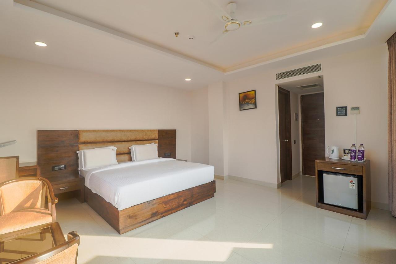 Fabhotel Mid Town Grand Panchkula Eksteriør billede