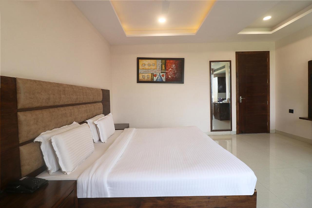 Fabhotel Mid Town Grand Panchkula Eksteriør billede